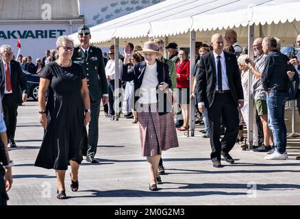 Königin Margrethe besucht die Gemeinde Thisted während ihrer Sommerrundfahrt an Bord der Royal Yacht Dannebrog an der Westküste Jütlands. Montag, 30. August 2021. Bei ihrer Ankunft wurde die Königin vom Bürgermeister von Thisted Ulla Vestergaard begrüßt. Während des Tages besuchte die Königin das Bunkermuseum Hanstholm, das Nordeuropas größte Befestigungsanlagen aus dem Zweiten Weltkrieg, Dänemarks größte Wildnis Thy National Park am North Atlantic Lighthouse in Hanstholm, der Familienfarm Gyrup, wo sie eine Bio-Farm und eine Whisky-Destillerie betreiben. Später besuchte sie auch den beliebten Surfplatz Cold Hawaii Stockfoto