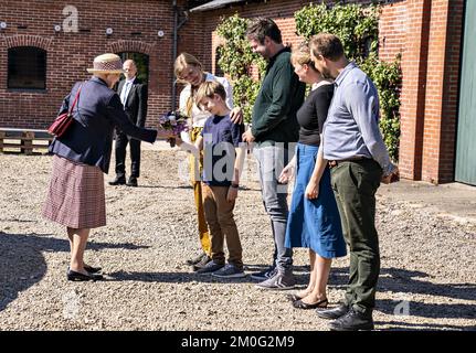 Königin Margrethe besucht die Gemeinde Thisted während ihrer Sommerrundfahrt an Bord der Royal Yacht Dannebrog an der Westküste Jütlands. Montag, 30. August 2021. Bei ihrer Ankunft wurde die Königin vom Bürgermeister von Thisted Ulla Vestergaard begrüßt. Während des Tages besuchte die Königin das Bunkermuseum Hanstholm, das Nordeuropas größte Befestigungsanlagen aus dem Zweiten Weltkrieg, Dänemarks größte Wildnis Thy National Park am North Atlantic Lighthouse in Hanstholm, der Familienfarm Gyrup, wo sie eine Bio-Farm und eine Whisky-Destillerie betreiben. Später besuchte sie auch den beliebten Surfplatz Cold Hawaii Stockfoto