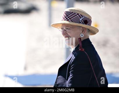 Königin Margrethe besucht die Gemeinde Thisted während ihrer Sommerrundfahrt an Bord der Royal Yacht Dannebrog an der Westküste Jütlands. Montag, 30. August 2021. Bei ihrer Ankunft wurde die Königin vom Bürgermeister von Thisted Ulla Vestergaard begrüßt. Während des Tages besuchte die Königin das Bunkermuseum Hanstholm, das Nordeuropas größte Befestigungsanlagen aus dem Zweiten Weltkrieg, Dänemarks größte Wildnis Thy National Park am North Atlantic Lighthouse in Hanstholm, der Familienfarm Gyrup, wo sie eine Bio-Farm und eine Whisky-Destillerie betreiben. Später besuchte sie auch den beliebten Surfplatz Cold Hawaii Stockfoto