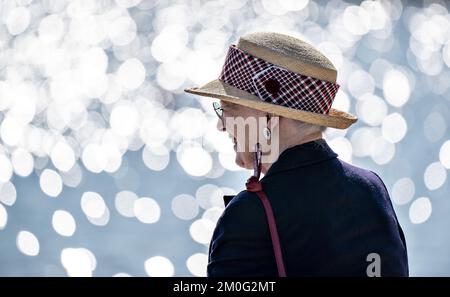 Königin Margrethe besucht die Gemeinde Thisted während ihrer Sommerrundfahrt an Bord der Royal Yacht Dannebrog an der Westküste Jütlands. Montag, 30. August 2021. Bei ihrer Ankunft wurde die Königin vom Bürgermeister von Thisted Ulla Vestergaard begrüßt. Während des Tages besuchte die Königin das Bunkermuseum Hanstholm, das Nordeuropas größte Befestigungsanlagen aus dem Zweiten Weltkrieg, Dänemarks größte Wildnis Thy National Park am North Atlantic Lighthouse in Hanstholm, der Familienfarm Gyrup, wo sie eine Bio-Farm und eine Whisky-Destillerie betreiben. Später besuchte sie auch den beliebten Surfplatz Cold Hawaii Stockfoto