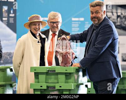 Königin Margrethe besucht die Gemeinde Thisted während ihrer Sommerrundfahrt an Bord der Royal Yacht Dannebrog an der Westküste Jütlands. Montag, 30. August 2021. Bei ihrer Ankunft wurde die Königin vom Bürgermeister von Thisted Ulla Vestergaard begrüßt. Während des Tages besuchte die Königin das Bunkermuseum Hanstholm, das Nordeuropas größte Befestigungsanlagen aus dem Zweiten Weltkrieg, Dänemarks größte Wildnis Thy National Park am North Atlantic Lighthouse in Hanstholm, der Familienfarm Gyrup, wo sie eine Bio-Farm und eine Whisky-Destillerie betreiben. Später besuchte sie auch den beliebten Surfplatz Cold Hawaii Stockfoto