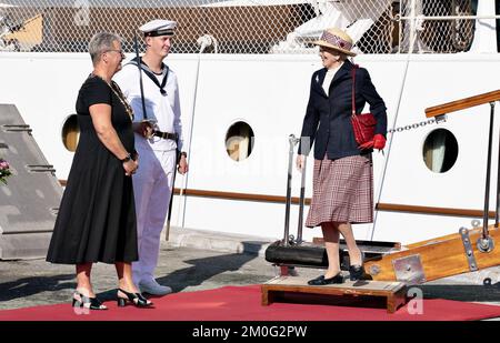 Königin Margrethe besucht die Gemeinde Thisted während ihrer Sommerrundfahrt an Bord der Royal Yacht Dannebrog an der Westküste Jütlands. Montag, 30. August 2021. Bei ihrer Ankunft wurde die Königin vom Bürgermeister von Thisted Ulla Vestergaard begrüßt. Während des Tages besuchte die Königin das Bunkermuseum Hanstholm, das Nordeuropas größte Befestigungsanlagen aus dem Zweiten Weltkrieg, Dänemarks größte Wildnis Thy National Park am North Atlantic Lighthouse in Hanstholm, der Familienfarm Gyrup, wo sie eine Bio-Farm und eine Whisky-Destillerie betreiben. Später besuchte sie auch den beliebten Surfplatz Cold Hawaii Stockfoto