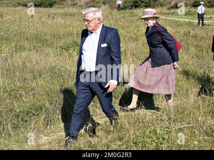 Königin Margrethe besucht die Gemeinde Thisted während ihrer Sommerrundfahrt an Bord der Royal Yacht Dannebrog an der Westküste Jütlands. Montag, 30. August 2021. Bei ihrer Ankunft wurde die Königin vom Bürgermeister von Thisted Ulla Vestergaard begrüßt. Während des Tages besuchte die Königin das Bunkermuseum Hanstholm, das Nordeuropas größte Befestigungsanlagen aus dem Zweiten Weltkrieg, Dänemarks größte Wildnis Thy National Park am North Atlantic Lighthouse in Hanstholm, der Familienfarm Gyrup, wo sie eine Bio-Farm und eine Whisky-Destillerie betreiben. Später besuchte sie auch den beliebten Surfplatz Cold Hawaii Stockfoto