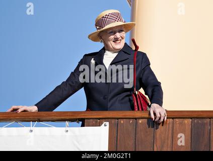 Königin Margrethe besucht die Gemeinde Thisted während ihrer Sommerrundfahrt an Bord der Royal Yacht Dannebrog an der Westküste Jütlands. Montag, 30. August 2021. Bei ihrer Ankunft wurde die Königin vom Bürgermeister von Thisted Ulla Vestergaard begrüßt. Während des Tages besuchte die Königin das Bunkermuseum Hanstholm, das Nordeuropas größte Befestigungsanlagen aus dem Zweiten Weltkrieg, Dänemarks größte Wildnis Thy National Park am North Atlantic Lighthouse in Hanstholm, der Familienfarm Gyrup, wo sie eine Bio-Farm und eine Whisky-Destillerie betreiben. Später besuchte sie auch den beliebten Surfplatz Cold Hawaii Stockfoto