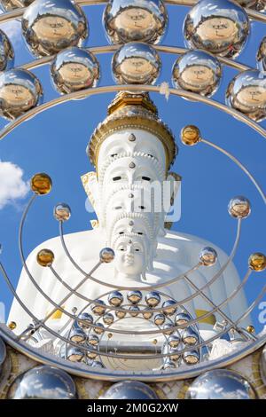 Wat Phra That Pha Kaew, Phetchabun ist einer der beliebtesten berühmten Tempel Thailands mit einer riesigen fünf weißen Jade buddhas-Statue auf dem großen Grundstück Stockfoto