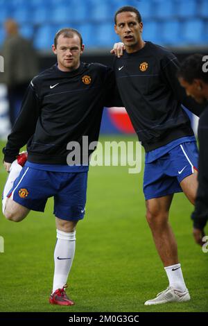 Die Manchester United-Spieler Wayne Rooney, Left und Rio Ferdinand, Right, werden am Montag, den 29. September 2008 in Aalborg, Dänemark, vor dem Champions League-Spiel zwischen Manchester United und der dänischen Mannschaft AAB am Dienstag in Aalborg gesehen. (AP Photo/POLFOTO, Mick Anderson) ** DÄNEMARK AUS ** Stockfoto