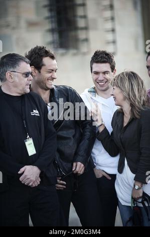 Jude Law und das Team des Donmar-Lagers in Elsinore, Dänemark, vor der Inszenierung von Shakespeares Hamlet auf Schloss Kronborg Stockfoto