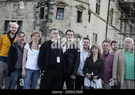 Jude Law und das Team des Donmar-Lagers in Elsinore, Dänemark, vor der Inszenierung von Shakespeares Hamlet auf Schloss Kronborg Stockfoto