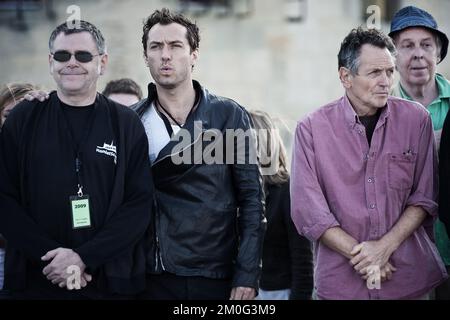 Jude Law und das Team des Donmar-Lagers in Elsinore, Dänemark, vor der Inszenierung von Shakespeares Hamlet auf Schloss Kronborg Stockfoto