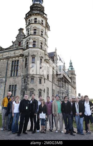 Jude Law und das Team des Donmar-Lagers in Elsinore, Dänemark, vor der Inszenierung von Shakespeares Hamlet auf Schloss Kronborg Stockfoto