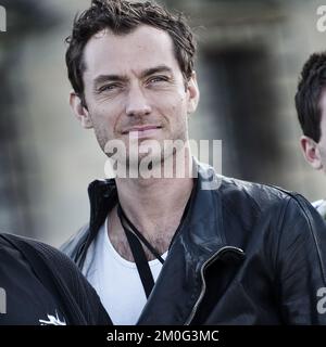 Jude Law und das Team des Donmar-Lagers in Elsinore, Dänemark, vor der Inszenierung von Shakespeares Hamlet auf Schloss Kronborg Stockfoto