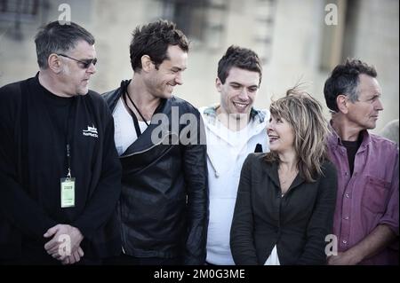 Jude Law und das Team des Donmar-Lagers in Elsinore, Dänemark, vor der Inszenierung von Shakespeares Hamlet auf Schloss Kronborg Stockfoto