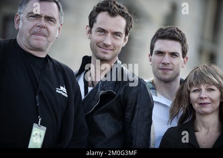 Jude Law und das Team des Donmar-Lagers in Elsinore, Dänemark, vor der Inszenierung von Shakespeares Hamlet auf Schloss Kronborg Stockfoto