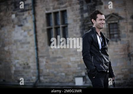 Jude Law und das Team des Donmar-Lagers in Elsinore, Dänemark, vor der Inszenierung von Shakespeares Hamlet auf Schloss Kronborg Stockfoto