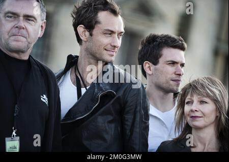 Jude Law und das Team des Donmar-Lagers in Elsinore, Dänemark, vor der Inszenierung von Shakespeares Hamlet auf Schloss Kronborg Stockfoto