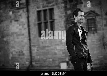 Jude Law und das Team des Donmar-Lagers in Elsinore, Dänemark, vor der Inszenierung von Shakespeares Hamlet auf Schloss Kronborg Stockfoto