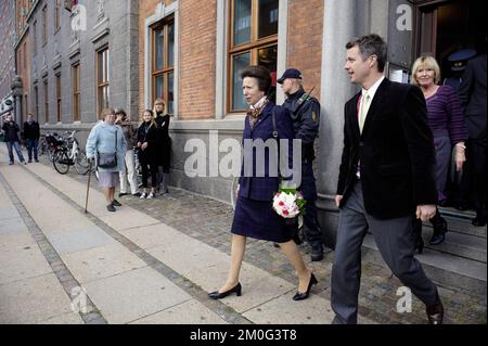 Prinzessin Anne und der dänische Kronprinz Frederik starten die internationale Kampagne „Save the Children“. Ziel der Kampagne ist es, die Aufmerksamkeit auf die Sterblichkeit von Kindern unter 5 Jahren zu lenken. Stockfoto