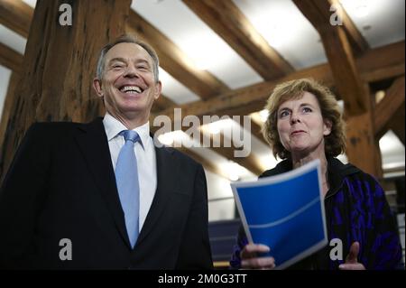 Ehemaliger britischer Premierminister Tony Blair mit der dänischen Chefunterhändlerin Connie Hedegaard während eines Treffens im dänischen Außenministerium im Zusammenhang mit dem UN-Klimagipfel in Kopenhagen. Stockfoto