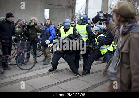 Demonstranten stoßen bei einem Protest auf den Straßen im Zentrum von Kopenhagen, Dänemark, auf die Polizei. Große Menschenmassen kamen zu einer Demonstration vom Stadtzentrum zum Bella Centre, um den Unterhändlern der COP15 eine Klimabotschaft zu übermitteln Stockfoto