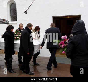 Eltern Michael Christensen und Charlotte Raun und Schwester Stephanie nehmen an der Beerdigung ihrer Tochter Natascha Raun Teil, die nur zwei Stunden, nachdem sie von Ärzten in der Psychiatrie abgewiesen wurde, vor einen Zug gesprungen ist und Selbstmord begangen hat. Nachdem sie eine Stunde mit dem verzweifelten Mädchen telefoniert hatten, beschlossen die Ärzte, ihr zu sagen: "Kommen Sie am Montag, wenn Sie noch traurig sind". Kurz darauf hatte sich Natascha umgebracht, und ihr Vater war im Rettungsteam, das sie von den Gleisen abholte. Stockfoto