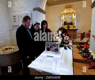 Eltern Michael Christensen und Charlotte Raun und Schwester Stephanie nehmen an der Beerdigung ihrer Tochter Natascha Raun Teil, die nur zwei Stunden, nachdem sie von Ärzten in der Psychiatrie abgewiesen wurde, vor einen Zug gesprungen ist und Selbstmord begangen hat. Nachdem sie eine Stunde mit dem verzweifelten Mädchen telefoniert hatten, beschlossen die Ärzte, ihr zu sagen: "Kommen Sie am Montag, wenn Sie noch traurig sind". Kurz darauf hatte sich Natascha umgebracht, und ihr Vater war im Rettungsteam, das sie von den Gleisen abholte. Stockfoto