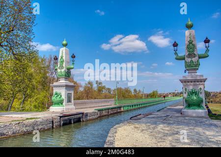 Das Briare Aquädukt in Mittelfrankreich führt einen Kanal über die Loire auf seiner Reise zur seine. Stockfoto