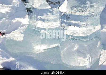 Eisstiefel, die von Künstlern in einem Winterfestival geschnitzt wurden Stockfoto