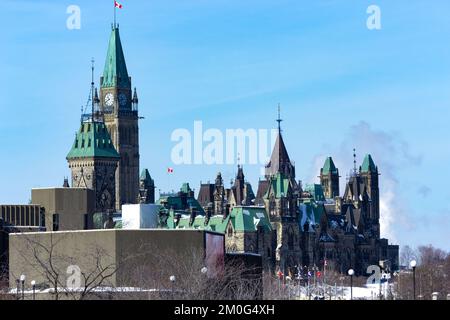 Winterblick auf Kanadas Parlamentsgebäude mit schneebedeckten minzgrünen Dächern. Stockfoto