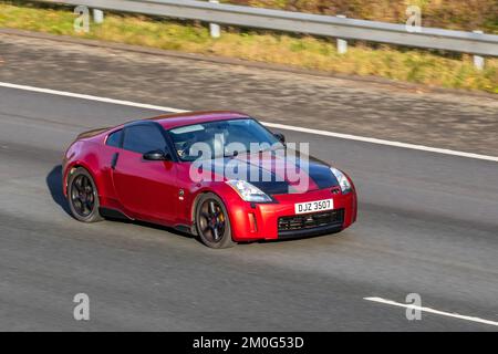 2004 Red NISSAN 350 Z V6 3498 ccm Benzin 6-Gang-Handlauf für Sport Fastback; Fahrt auf der Autobahn M61 UK Stockfoto