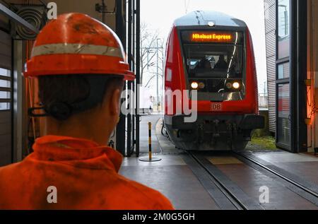 Cottbus, Deutschland. 06.. Dezember 2022. Ein modernisierter Doppeldeckerzug der Deutschen Bahn betritt eine Werkstatt. Am selben Tag wurden zwei Sonderreisen anlässlich der Inbetriebnahme der beiden neuen DB Regio-Netze Netz Elbe-Spree und Netz Lausitz durchgeführt. Dadurch verändert sich die Nahverkehrslandschaft in Berlin, Brandenburg und den angrenzenden Teilen Sachsen und Sachsen-Anhalt spürbar. Kredit: Patrick Pleul/dpa/Alamy Live News Stockfoto