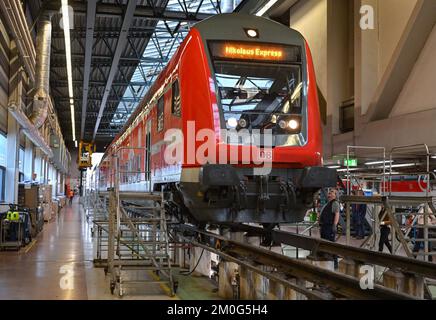 Cottbus, Deutschland. 06.. Dezember 2022. Ein modernisierter Doppeldeckerzug der Deutschen Bahn betritt eine Werkstatt. Am selben Tag wurden zwei Sonderreisen anlässlich der Inbetriebnahme der beiden neuen DB Regio-Netze Netz Elbe-Spree und Netz Lausitz durchgeführt. Dadurch verändert sich die Nahverkehrslandschaft in Berlin, Brandenburg und den angrenzenden Teilen Sachsen und Sachsen-Anhalt spürbar. Kredit: Patrick Pleul/dpa/Alamy Live News Stockfoto