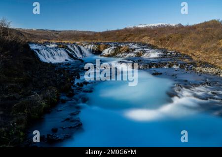 Ein Luftblick auf den wunderschönen Bruarfoss-Wasserfall in Island Stockfoto