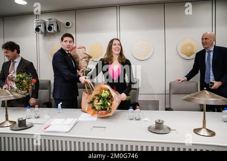 DEN HAAG - Niederlande, 06/12/2022 (VLNR) Jeroen van Wijngaarden (VVD), Jan Paternotte (D66), Corinne Ellemeet (Groenlinks), Attje Kuiken (PvdA) und Ernst Kuipers, Minister für Gesundheit, Wohlfahrt und Sport, während einer Abstimmung über die Abtreibungspille beim Hausarzt im Senat. ANP BART MAAT niederlande out - belgien out Stockfoto