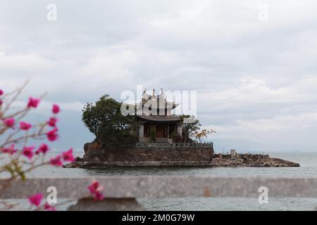 Der Blick auf Little Putuo unter dem wolkigen Himmel am Erhai Lake, Dali Stockfoto