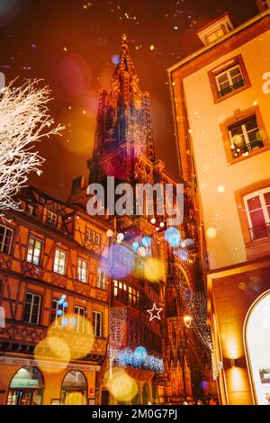 STRASSBURG, FRANKREICH - 2020. Dezember - Kathedrale Notre Dame mit Weihnachtsbeleuchtung auf dem Weihnachtsmarkt Stockfoto