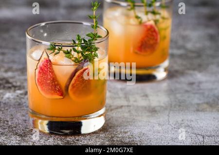 Bourbon Sour Cocktail mit Feigengewürzen, Zitronensaft und Sirup. Einfach zu machen, aber so lecker. Mit Feigen und Thymian garnieren. Stockfoto