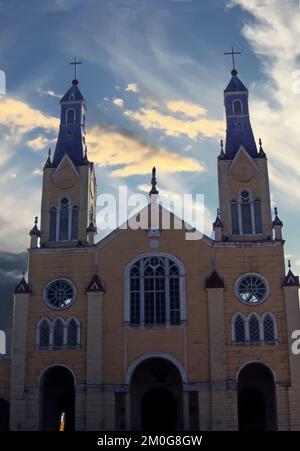 Patagonien Chile. Castro, Insel Chiloé. Sonnenaufgang an der St. Francis Kathedrale (gescannt von der Farbrutsche) Stockfoto