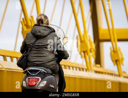 UTRECHT - Ein Mopedfahrer ohne Helm auf der Hogeweide Bridge in Utrecht. Ab dem 1. Januar 2023 ist das Tragen eines Helms auf einem leichten Moped sowohl auf Straßen- als auch Radwegen vorgeschrieben. ANP SEM VAN DER WAL niederlande raus - belgien raus Stockfoto