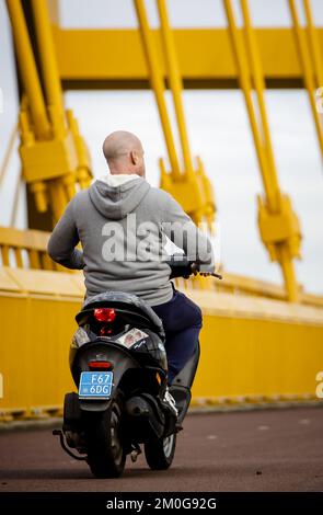 UTRECHT - Ein Mopedfahrer ohne Helm auf der Hogeweide Bridge in Utrecht. Ab dem 1. Januar 2023 ist das Tragen eines Helms auf einem leichten Moped sowohl auf Straßen- als auch Radwegen vorgeschrieben. ANP SEM VAN DER WAL niederlande raus - belgien raus Stockfoto