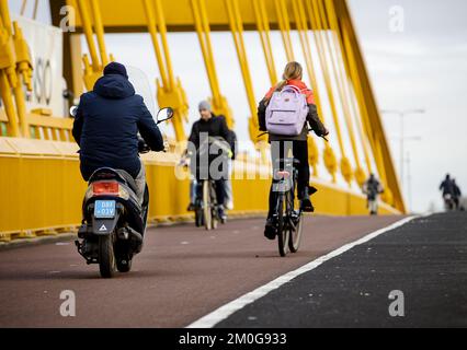 UTRECHT - Ein Mopedfahrer ohne Helm auf der Hogeweide Bridge in Utrecht. Ab dem 1. Januar 2023 ist das Tragen eines Helms auf einem leichten Moped sowohl auf Straßen- als auch Radwegen vorgeschrieben. ANP SEM VAN DER WAL niederlande raus - belgien raus Stockfoto