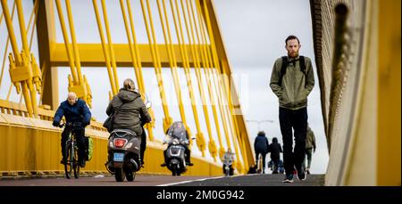 UTRECHT - Ein Mopedfahrer ohne Helm auf der Hogeweide Bridge in Utrecht. Ab dem 1. Januar 2023 ist das Tragen eines Helms auf einem leichten Moped sowohl auf Straßen- als auch Radwegen vorgeschrieben. ANP SEM VAN DER WAL niederlande raus - belgien raus Stockfoto