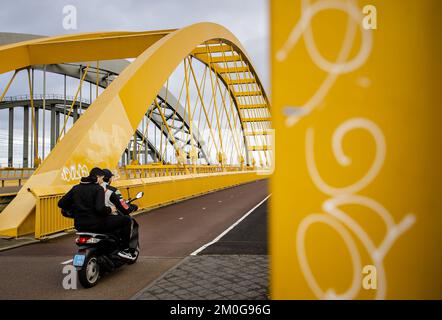 UTRECHT - Ein Mopedfahrer ohne Helm auf der Hogeweide Bridge in Utrecht. Ab dem 1. Januar 2023 ist das Tragen eines Helms auf einem leichten Moped sowohl auf Straßen- als auch Radwegen vorgeschrieben. ANP SEM VAN DER WAL niederlande raus - belgien raus Stockfoto