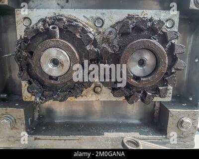 Nahaufnahme gebrochener Zähne am Zahnrad. Mechanische Werkstatt und Reparaturkonzept. Stockfoto