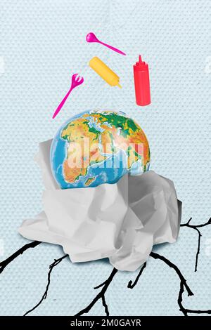 Collage-Fotoposter von Planet Erde Kugel Verschmutzung Müll Plastikutensilien mit Saucen Flaschen in Papiermüll isoliert auf lackiertem Hintergrund Stockfoto