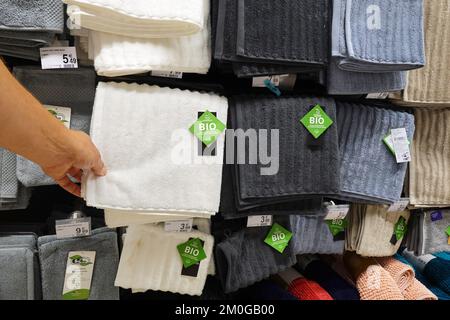 Bio-Etikettenhandtücher in einem Laden Stockfoto