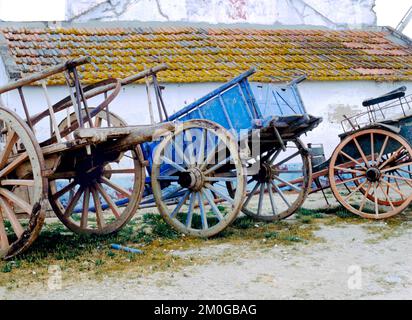 Altmodische Ochsenkarren in einem Dorf auf dem Land aus Portugal Stockfoto