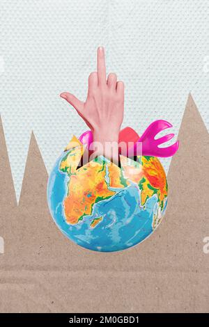 Collage Foto von Respektlosigkeit Mittelfinger gegen Plastik Verschmutzung Planet Reuse Abfall sparen Naturplakat isoliert auf lackiertem Hintergrund Stockfoto