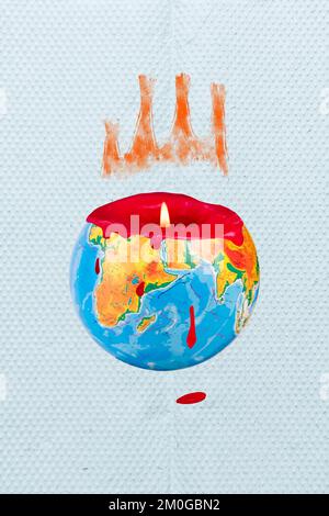Collage-Fotokonzept von Kerzenfeuer im Planeten Erde blutige Tropfen Umweltprobleme isoliert auf lackiertem Hintergrund Stockfoto