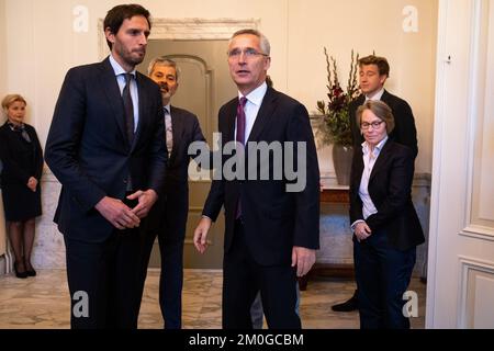 Niederlande, Den Haag am 2022-11-14. Der niederländische Außenminister Wopke Hoekstra und der Verteidigungsminister Kajsa Ollongren empfangen den NATO-Generalsekretär Jens S. Stockfoto