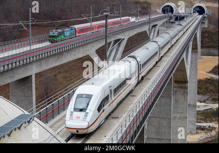 06. Dezember 2022, Baden-Württemberg, Mühlhausen im Täle: Auf der neuen Bahnlinie zwischen Wendlingen und Ulm auf der Filstal-Brücke stehen ein EISZUG (r) und ein Regionalzug (l). Die Hochgeschwindigkeitsstrecke Wendlingen-Ulm wird am 11. Dezember in Betrieb genommen. Foto: Christoph Schmidt/dpa Stockfoto